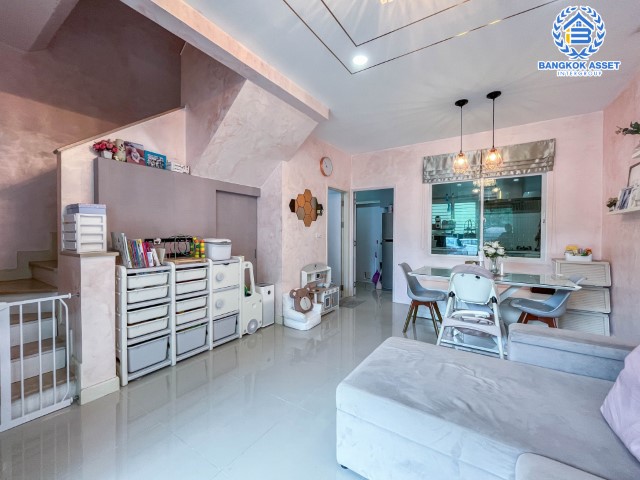 *****ทาวน์เฮ้าส์มือสองย่านนนทบุรี ม.เดอะเมทโทร รัตนาธิเบศร์ เนื้อที่ 20 ตร.ว. ฟังก์ชัน 3 ห้องนอน 2 ห้องน้ำ 2 ที่จอดรถ แถมฟรี! 4 เครื่องปรับอากาศ, 1 เครื่องทำน้ำอุ่น, ฯลฯ บนทำเลเหมาะแก่การอยู่ เพียง 6 นาทีก็ถึงรถไฟฟ้าสายสีม่วง "สถานีไทรม้า" ใกล้ทางด่วน "งามวงศ์วาน"